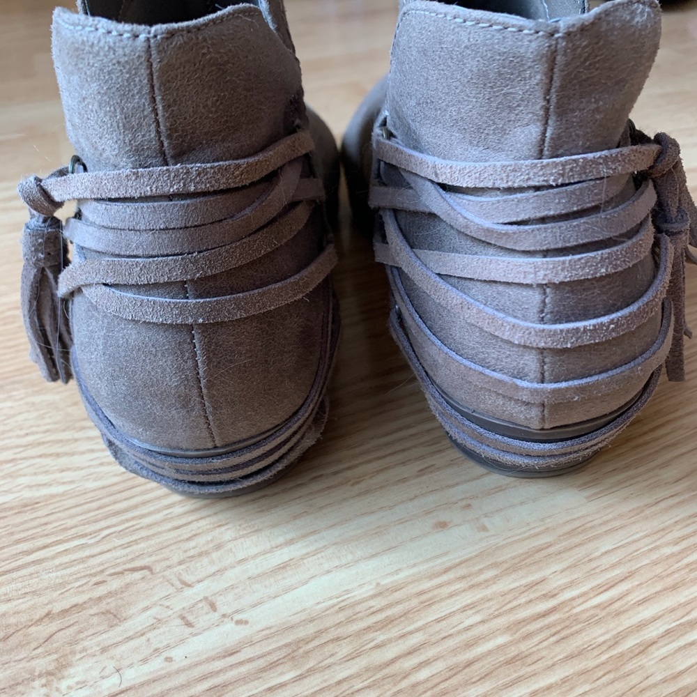 Booties 9.     SOLD - Picture 2 of 3